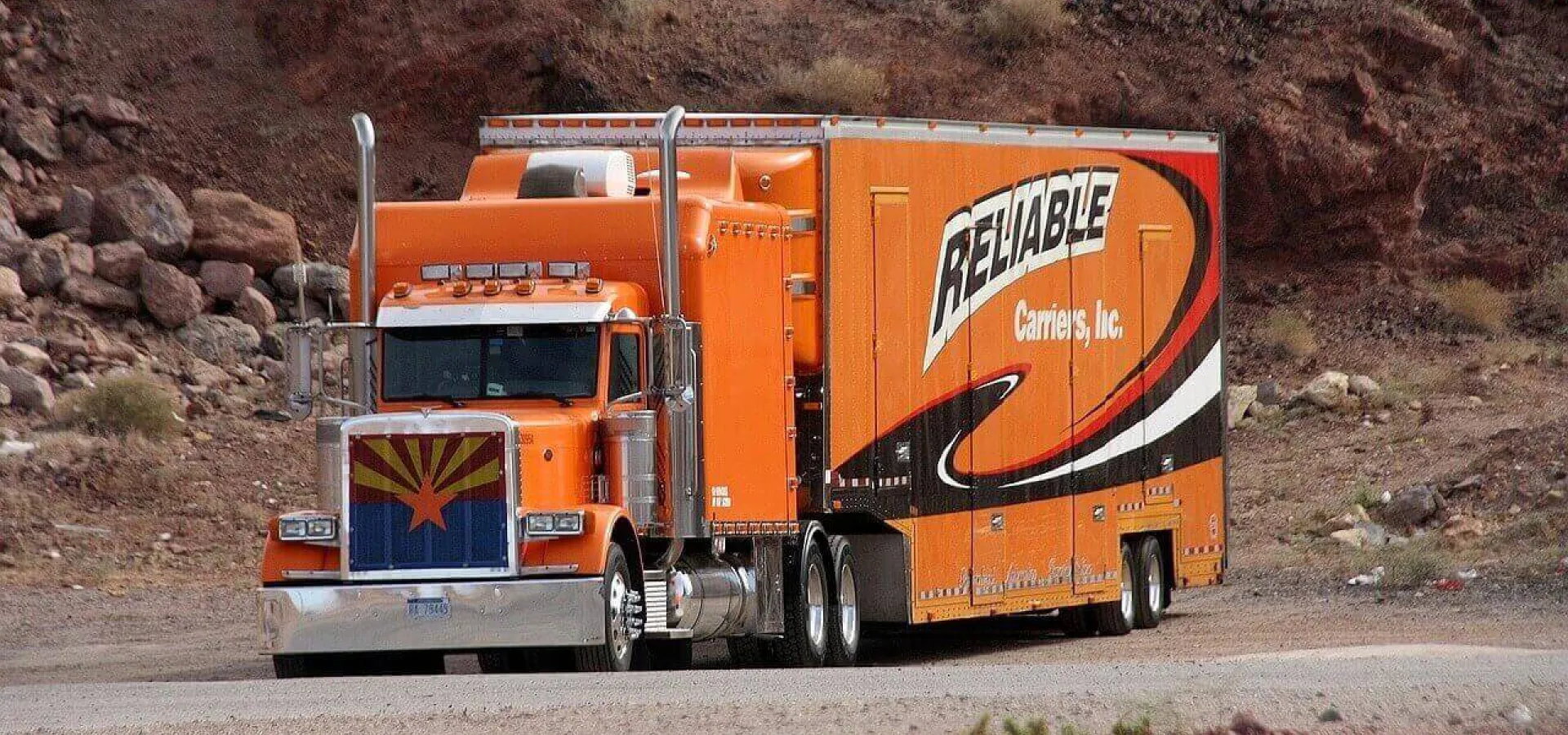 Closed truck that transports cars
