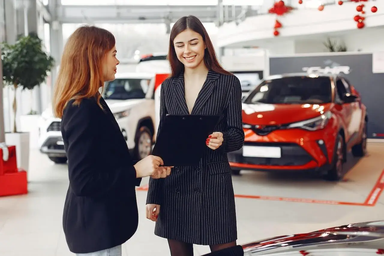 Woman tlaking to a car dealer Woman tlaking to a car dealer